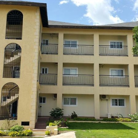 Donhead New Kingston Apt 3 ภายนอก รูปภาพ
